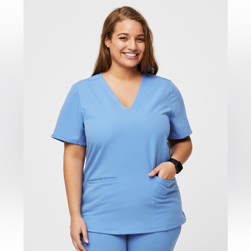 FIGS Women’s Casma Three-Pocket Scrub Top—ceil blue